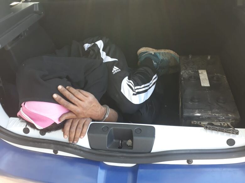 Homem é flagrado carregando objetos de origem suspeita próximo ao CDHU - Crédito: Marco Lúcio