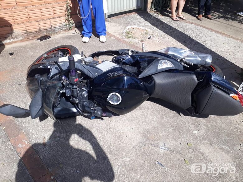 Motociclista é arremessado sobre carro após colisão no Cidade Aracy 2 - Crédito: Marco Lúcio