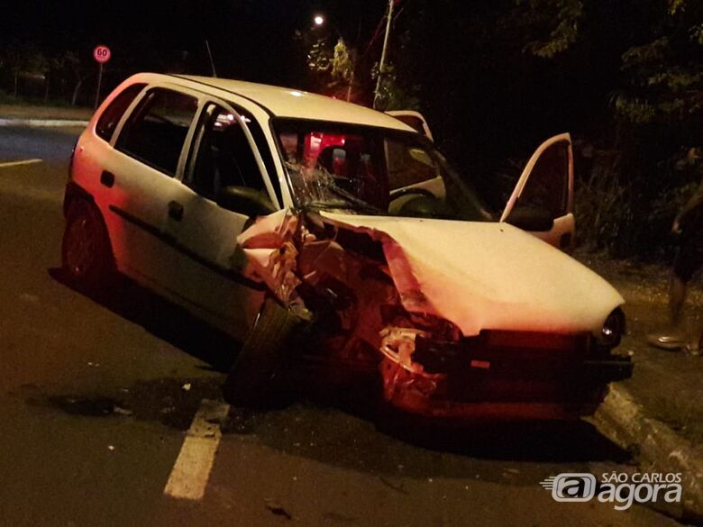 Mulher bate carro em poste na Francisco Pereira Lopes - Crédito: São Carlos Agora