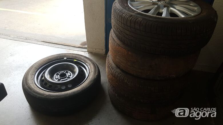 Rodas de carro levadas em assalto a comerciantes são encontradas em bar no Antenor Garcia -