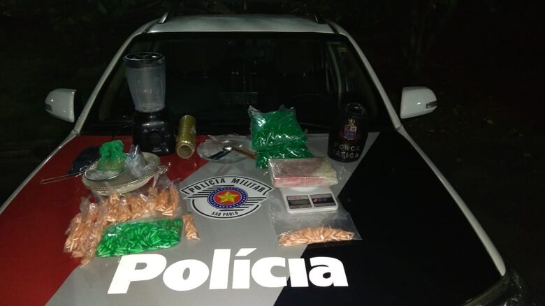 Trio é flagrado embalando drogas em casa; dois menores de idade - Crédito: Luciano Lopes