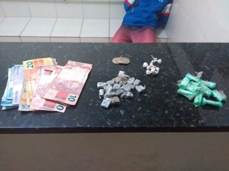 Adolescente é flagrado com entorpecentes em Ibaté - Crédito: Divulgação