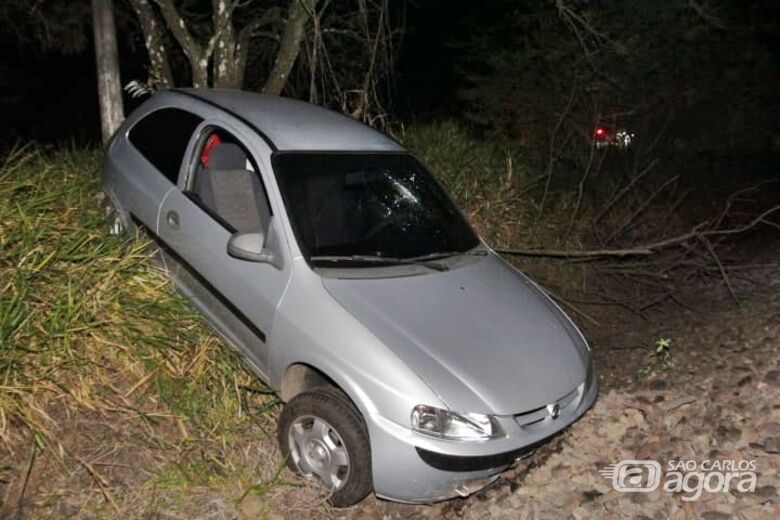Carro cai em barranco após ser fechado em rodovia - Crédito: Marco Lúcio