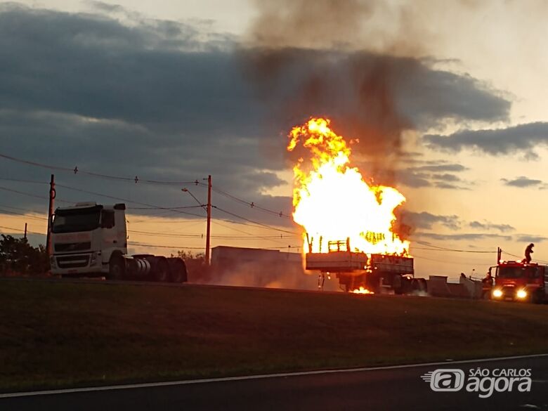 Carreta pega fogo e causa congestionamento na Washington Luiz - Crédito: Luciano Lopes