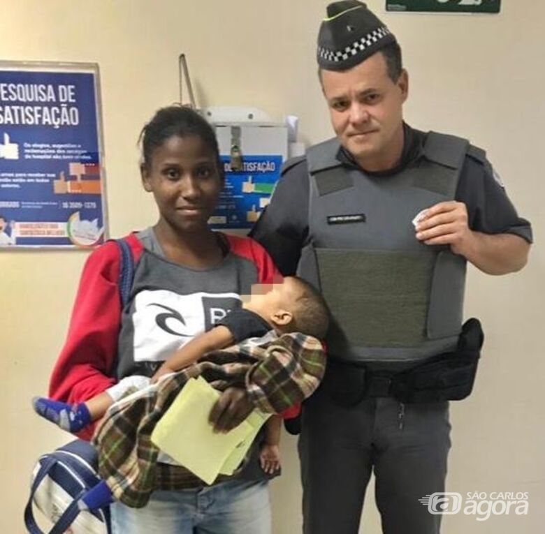 Policial militar ajuda mãe a salvar bebê engasgado -