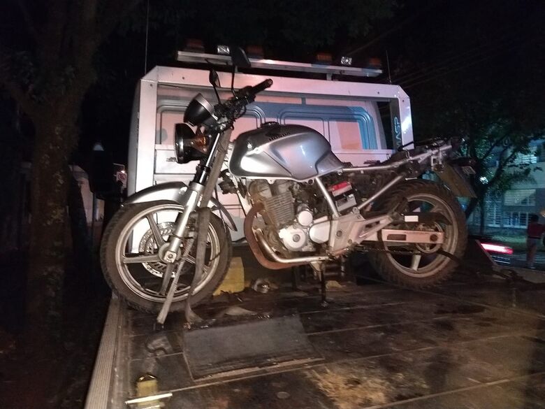 PM apreende moto furtada; adolescente alega tê-la comprado - Crédito: Luciano Lopes