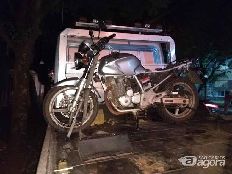 PM apreende moto furtada; adolescente alega tê-la comprado - Crédito: Luciano Lopes