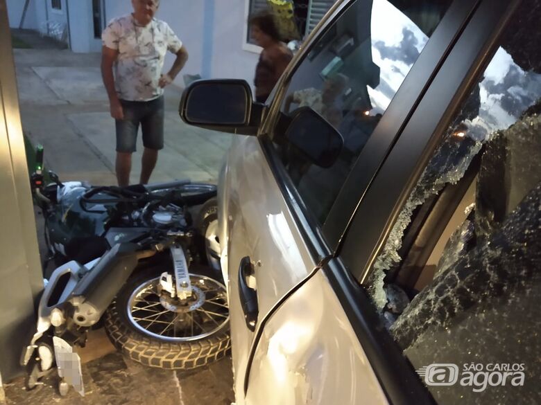Motociclista bate em veículo que entrava em garagem de residência - Crédito: Luciano Lopes