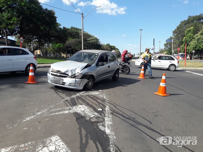 Carros colidem na Avenida Trabalhador São-carlense - Crédito: Maycon Maximino