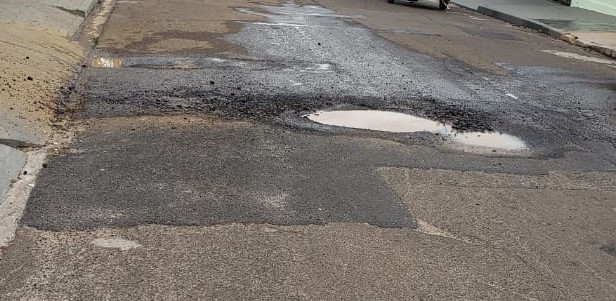 Vazamento incomoda moradores na rua Cândido Padim - Crédito: Divulgação