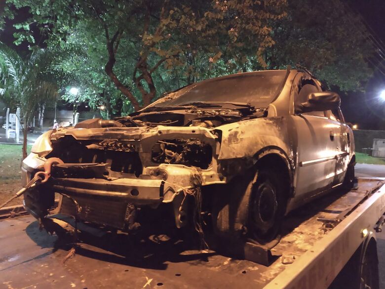 Carro furtado é encontrado queimado em canavial - Crédito: Luciano Lopes