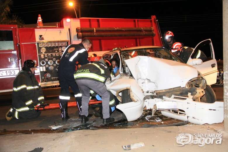 Duas mulheres ficam feridas após carro colidir em poste na Getúlio Vargas - Crédito: Marco Lúcio