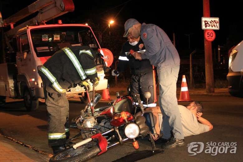 Motociclista cai de moto ao desviar de gato e se fere com gravidade - Crédito: Marco Lúcio