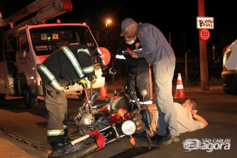 Motociclista cai de moto ao desviar de gato e se fere com gravidade - Crédito: Marco Lúcio
