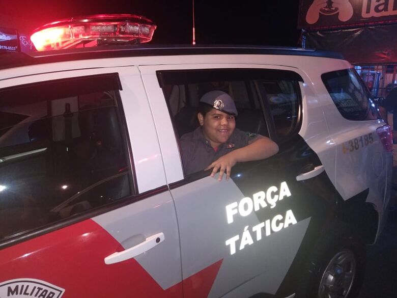 Policiais militares fazem a festa do pequeno Davi, de apenas 9 anos - Crédito: Divulgação