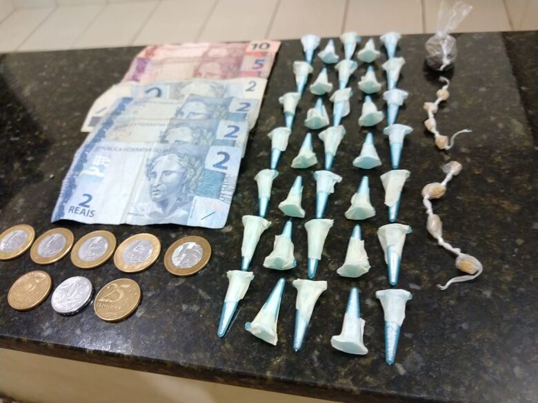 PM apreende jovem por tráfico de drogas no Santa Angelina - Crédito: Luciano Lopes/São Carlos Agora