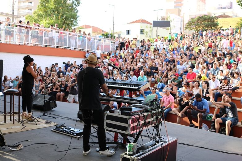 Vinil 78 é atração no Circuito Arena deste domingo -