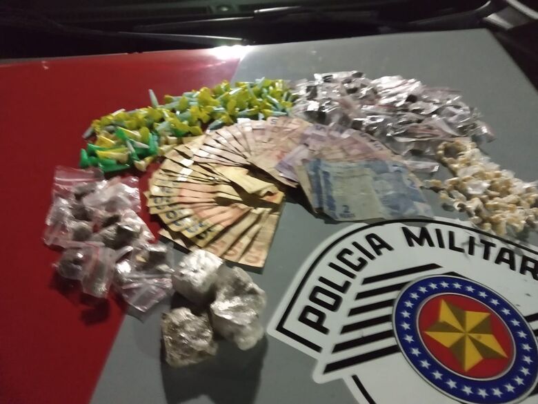 Jovem de 19 anos é apreendido com drogas no São Carlos VIII -