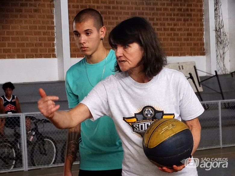 Ex-atleta e agora professora, Márcia Arana ensina basquete para futuros talentos são-carlenses - Crédito: Marcos Escrivani