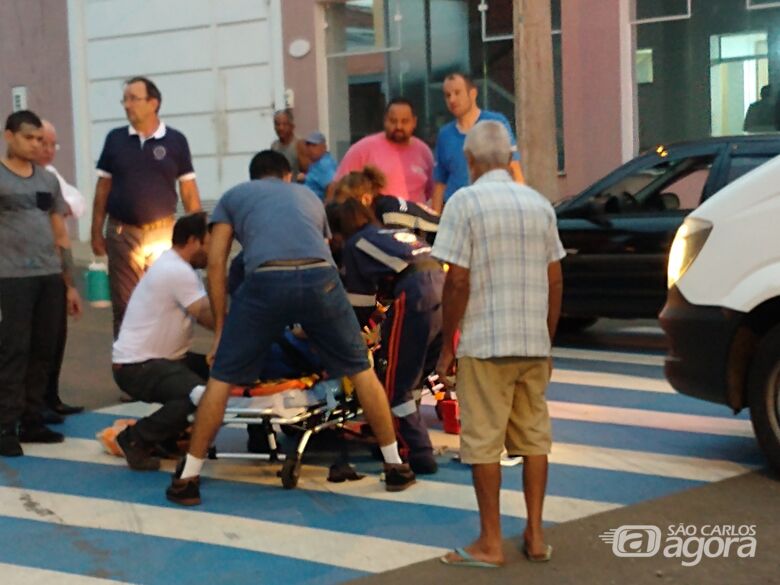 Homem é atropelado na Trabalhador São-Carlense e bate violentamente a cabeça - Crédito: Luciano Lopes