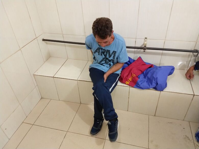 Homem é preso por tráfico de droga na Praça Ronald Golias - Crédito: Luciano Lopes/São Carlos Agora