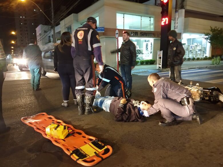 Motociclista tenta ultrapassagem, bate na traseira de veículo e sofre acidente no Centro - Crédito: Luciano Lopes/São Carlos Agora