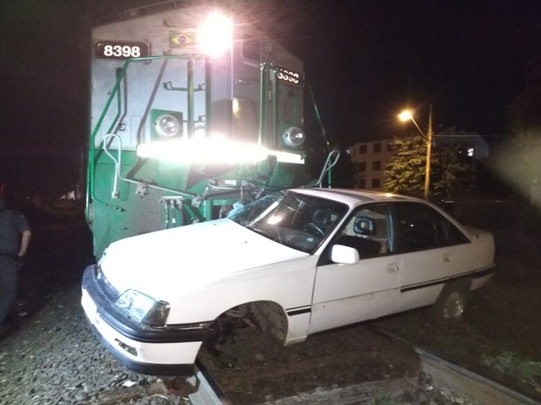 Carro é atingido por trem no CDHU - Crédito: Luciano Lopes/São Carlos Agora