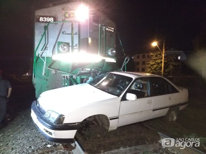 Carro é atingido por trem no CDHU - Crédito: Luciano Lopes/São Carlos Agora