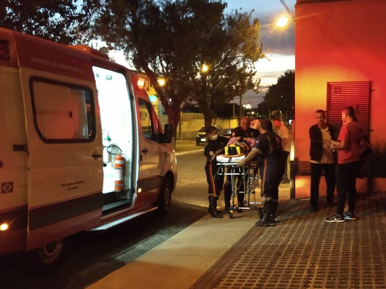 Ônibus colide em caminhão e idosa de 66 anos - Crédito: Luciano Lopes/São Carlos Agora