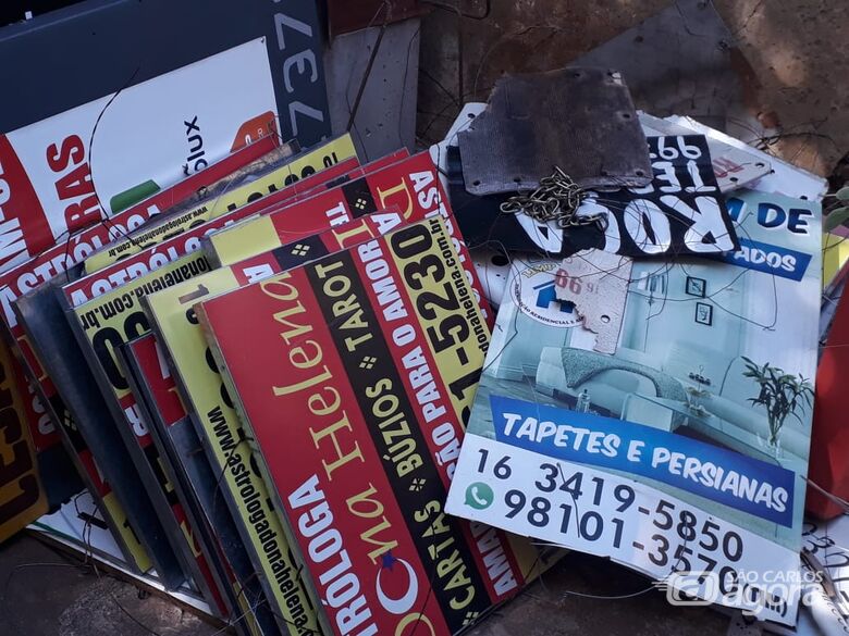 Habitação e Trânsito intensificam fiscalização e retiram placas e faixas afixadas em locais proibidos -