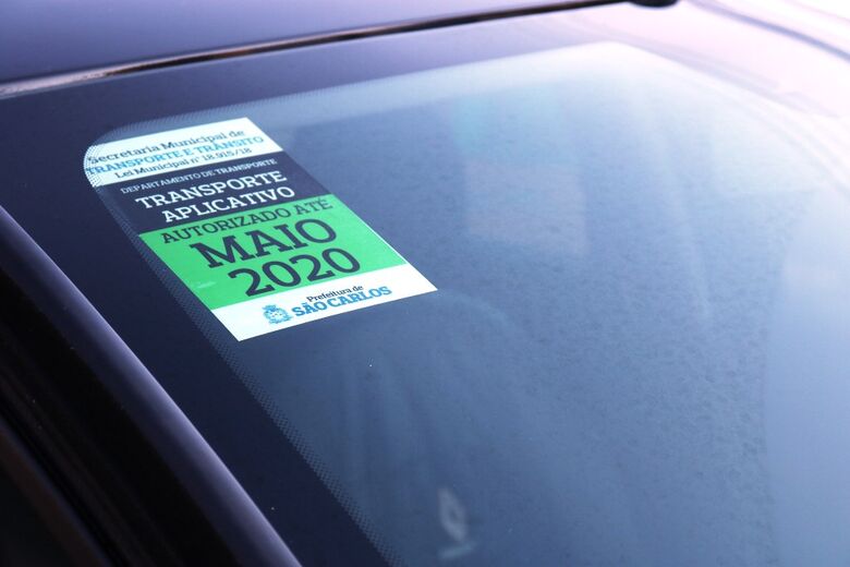 Prefeitura inicia entrega dos selos de identificação aos motoristas de aplicativos cadastrados -