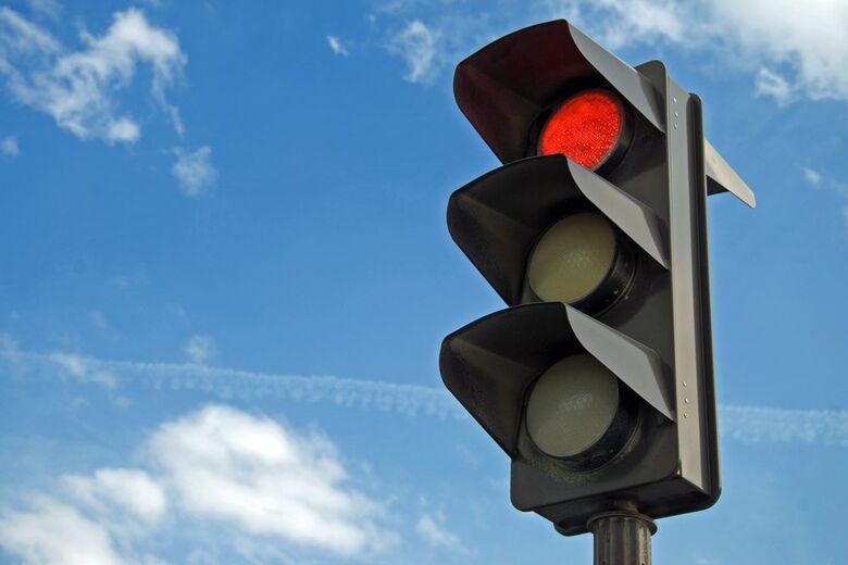 Secretaria Municipal de Transporte e Trânsito alerta sobre novos semáforos -