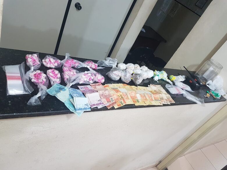 Dupla é detida pela PM acusada de tráfico em São Carlos - Crédito: Divulgação