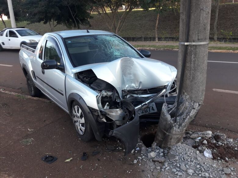 Motorista sofre mal súbito e carro arrebenta poste na Comendador Alfredo Maffei - Crédito: Maycon Maximino