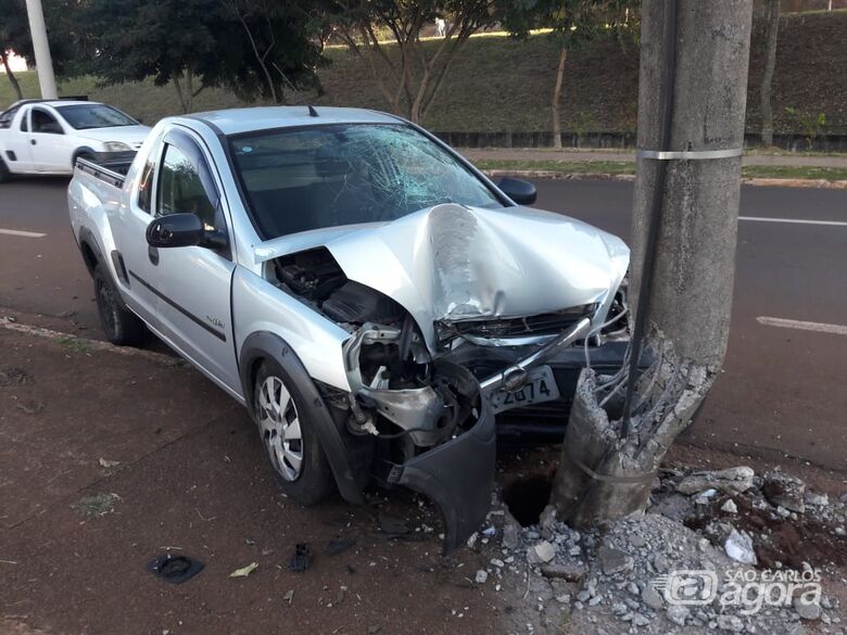 Motorista sofre mal súbito e carro arrebenta poste na Comendador Alfredo Maffei - Crédito: Maycon Maximino
