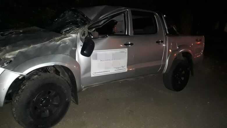 Pneu estoura e Hilux capota na Washington Luís - Crédito: Divulgação
