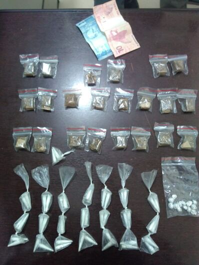 Acusado de tráfico é flagrado com maconha, crack e cocaína - Crédito: Divulgação