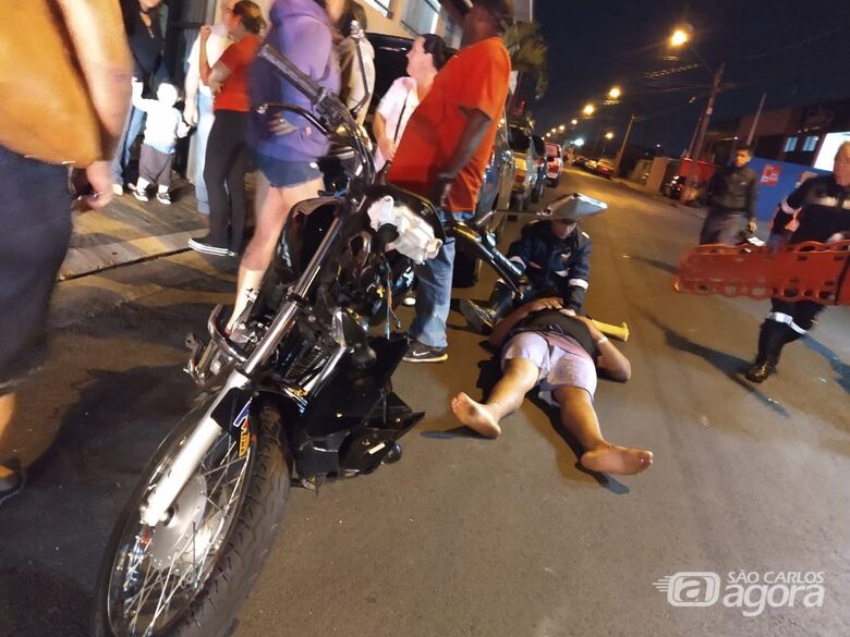 Irmãos ficam feridos em colisão entre moto e carro na Vila Marcelino - Crédito: Luciano Lopes