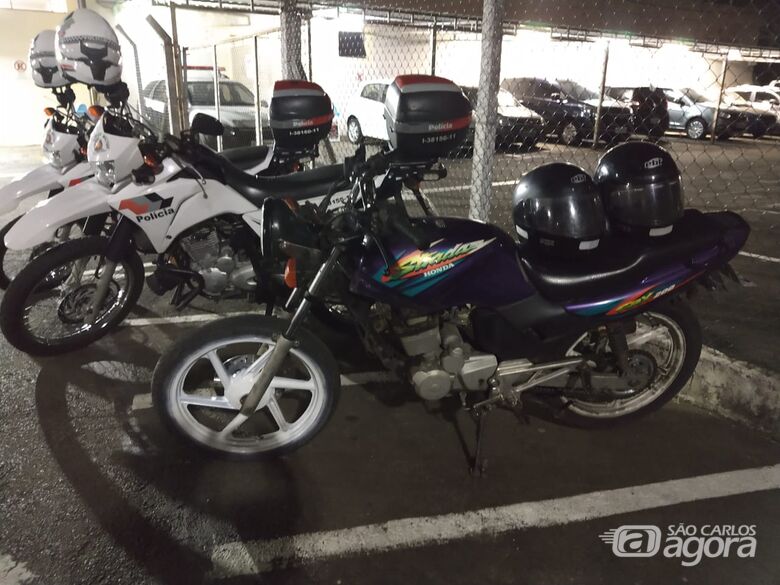 Moto furtada é localizada no São Carlos 8 - Crédito: Luciano Lopes