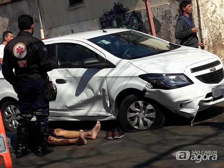 Motociclista colide em carro e em ônibus no centro - Crédito: Maycon Maximino