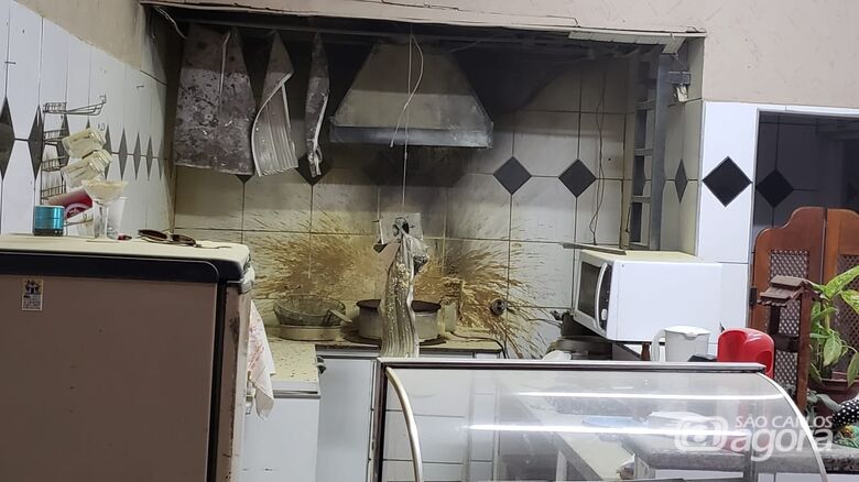 Bombeiro de folga apaga incêndio em lanchonete no Centro -