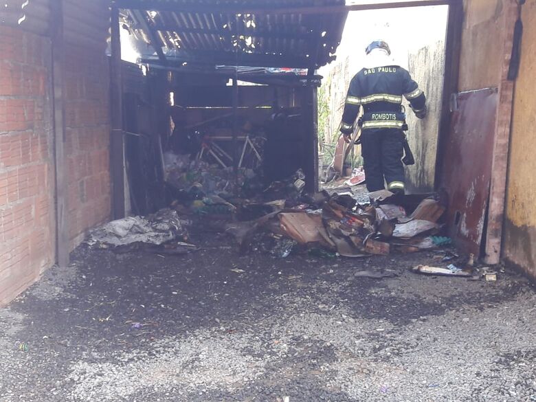 Incêndio ‘devora’ garagem no Jockey Club - Crédito: Maycon Maximino