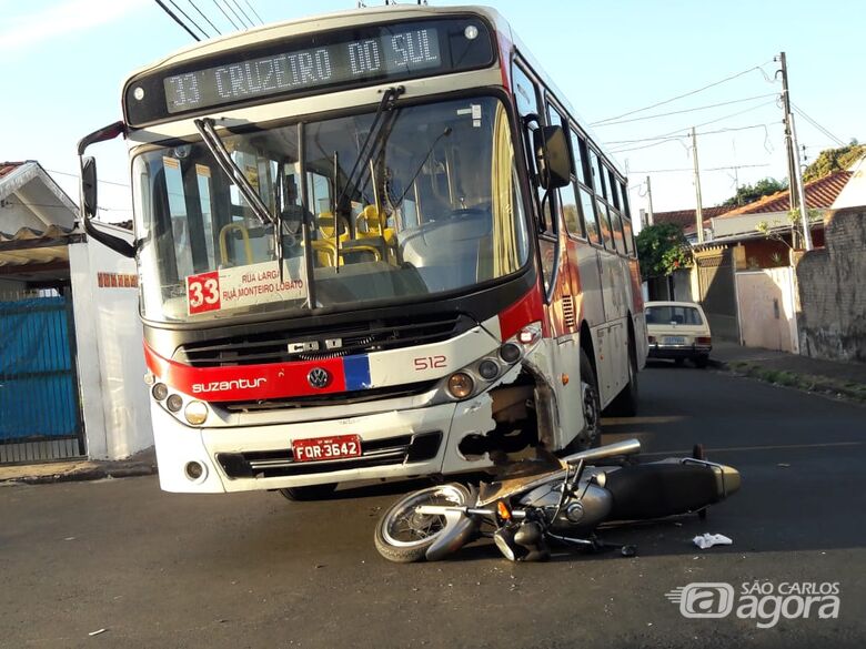 Motociclista não respeita sinalização e provoca acidente na Vila Jacobucci - Crédito: Maycon Maximino