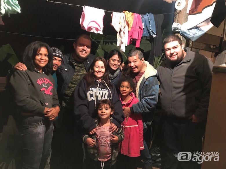 Após campanha do SCA, família de recicladores ganha casa e população de São Carlos superlota barraco de alimentos - Crédito: Divulgação