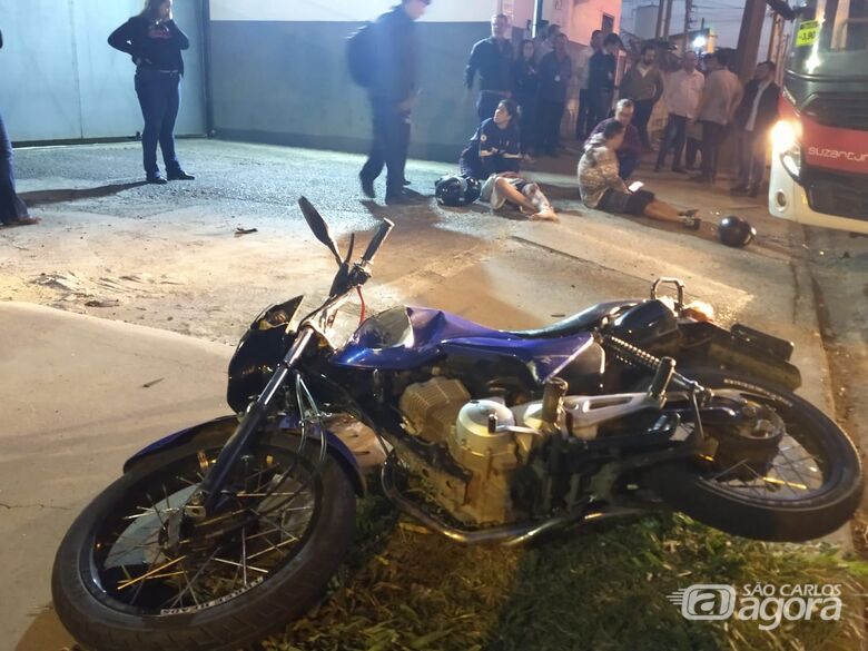 Colisão entre moto e ônibus durante ultrapassagem deixa dois jovens feridos - Crédito: Luciano Lopes