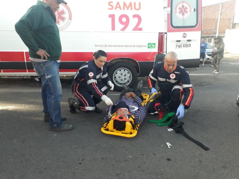 Motociclista avança pare e bate em caminhão no Cidade Aracy - Crédito: Marco Lúcio