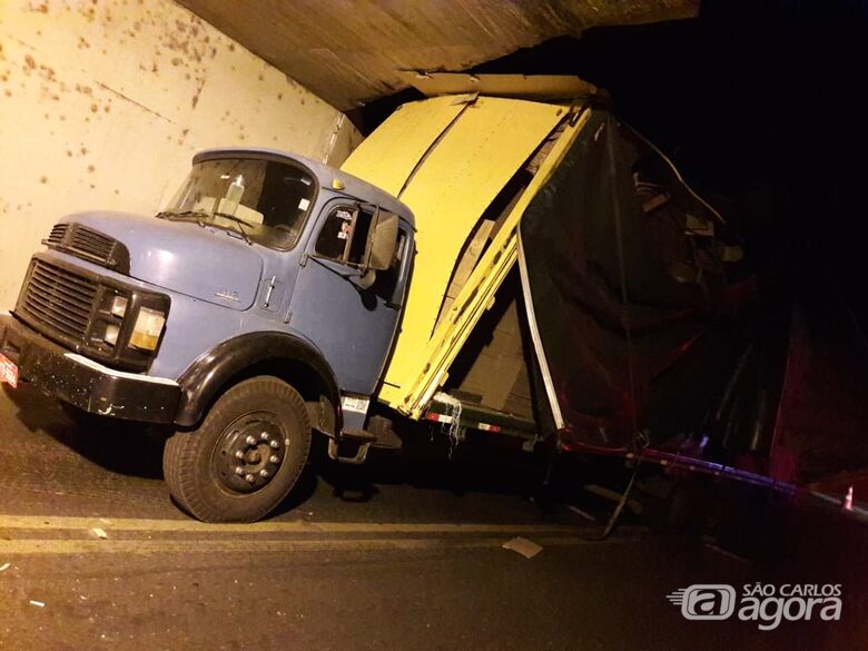Caminhão fica danificado após entalar em pontilhão do São Carlos 8 - Crédito: São Carlos Agora