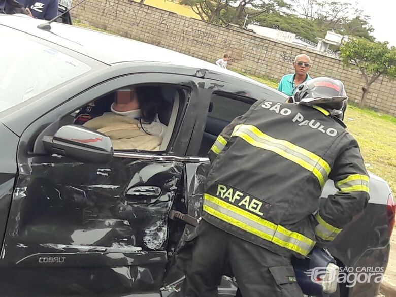 Após colisão, ônibus arrasta carro no Jardim Beatriz - Crédito: Maycon Maximino