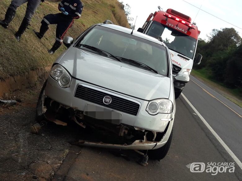 Motorista faz manobra brusca para evitar colisão e carro capota na SP-215 - Crédito: Maycon Maximino