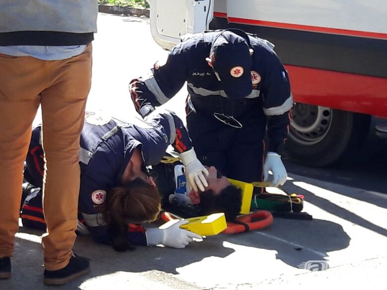 Motociclista bate cabeça em ponto de ônibus após cair de moto - Crédito: Maycon Maximino